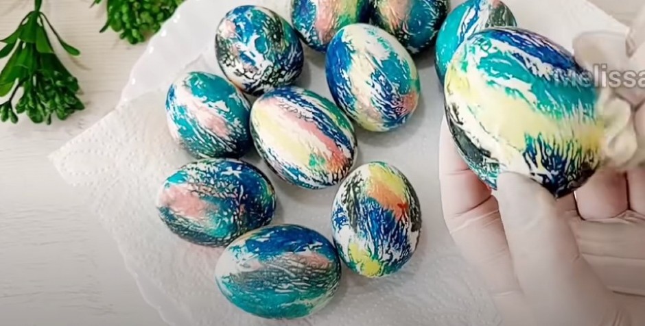 PREDIVNA DEKORACIJA ZA MANJE OD 10 MINUTA Ofarbajte jaja za Uskrs sjajnom ombre tehnikom