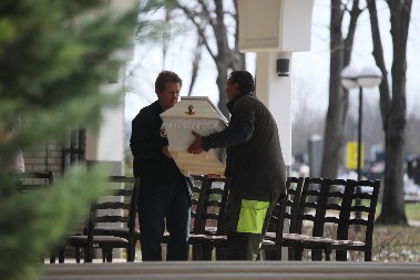 ŠTA RADITI SA ODEĆOM POKOJNIKA? Sveštenik otkriva – da li treba baciti, zadržati ili pokloniti stvari voljene osobe