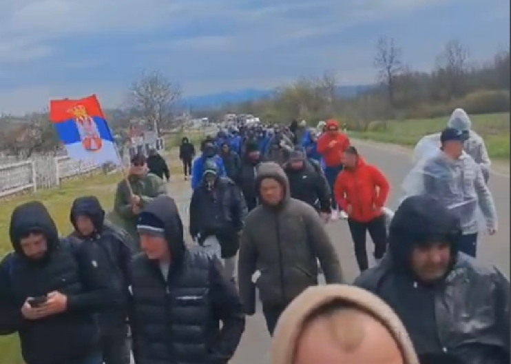 SRBI SA KiM NAPREDUJU KA BEOGRADU I UPRKOS VETRU I KIŠI Ponosno nose trobojku (VIDEO)