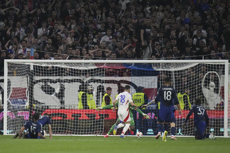 LUDNICA U LIONU Junajted preokrenuo, a onda je Onana sve prosuo