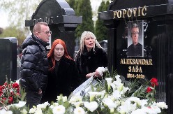 "PITAJTE SUZANU ZAŠTO SE ESTRADA NIJE POJAVILA NA PARASTOSU" Mnogi izostali sa pomena Saši Popoviću, pevačica imala da kaže samo jedno!