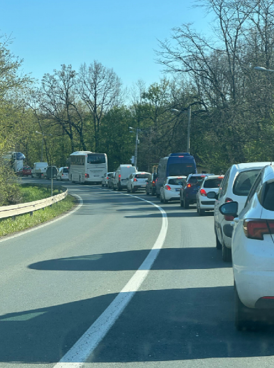 DRAMA NA IBARSKOJ BLOKIRALA SAOBRAĆAJ Muškarac stoji nasred puta s pištoljem na slepoočnici