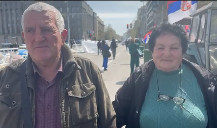 "DOŠLI SMO DA PODRŽIMO PREDSEDNIKA" Bračni par došao na svenarodni skup - ovo je njihova poruka (VIDEO)