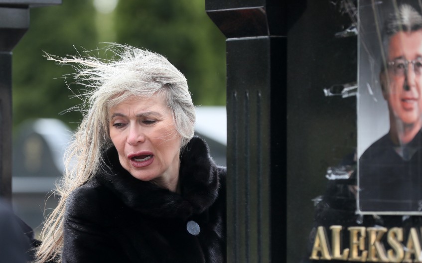 SUZANA JE NA GROBLJU IZUSTILA SAMO OVO Pevačica koja je juče bila na pomenu Saši Popoviću otkrila detalje razgovora: "Tužno i žalosno"