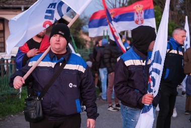 VREDNA, RADNIČKA, UDARNIČKA SRBIJA JE UZ VUČIĆA! Rudari iz Kolubare u zoru peške krenuli za Beograd! (FOTO)