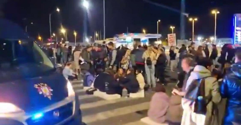 PAKLENI PLAN BLOKADERA Noćas su blokirali garaže GSP, policija mirno uspostavila red! (FOTO)