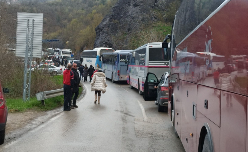 KOLONE BEZ KRAJA NA JARINJU Svi Srbi sa KiM hrle u Beograd da podrže Vučića (FOTO)