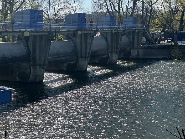 DRAMA! MUŠKARAC SKOČIO U MORAVU SA BRANE Pokušao da ispliva, ali voda ga je nosila... Ne zna se da li se spasio (FOTO)