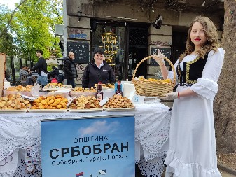 NAJLEPŠE SRPKINJE HODAJU BEOGRADOM! Domaćice mesile specijalitete do kasno u noć za svoj narod i podršku predsedniku Vučiću! (FOTO)