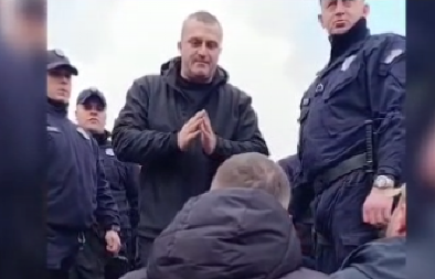 POLICAJAC MOLI BLOKADERE: "Molim vas pomerite se sa puta da bi saobraćaj mogao da funkcioniše"