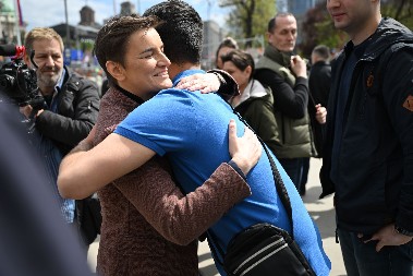 ANA BRNABIĆ NA SVENARODNOM SABORU Građani oduševljeno prilaze da se slikaju sa predsednicom Skupštine (VIDEO)