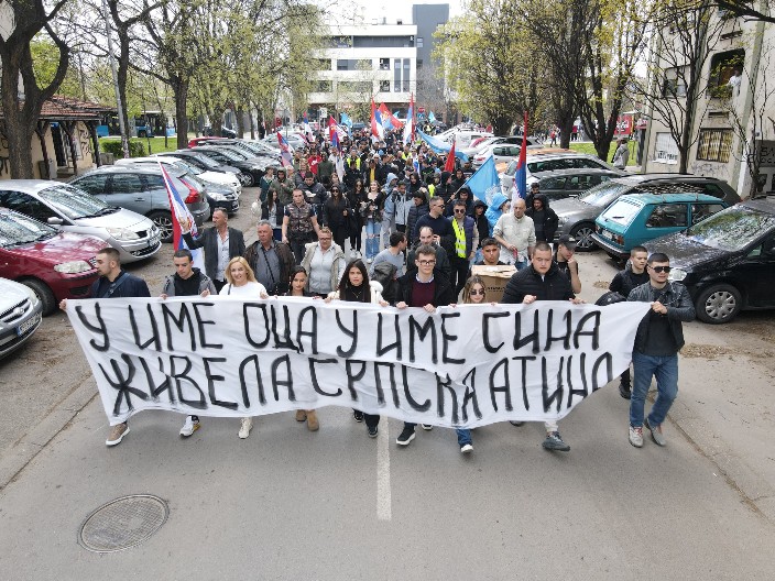 MLADI NOVOSAĐANI UPUTILI SU SE KA ŽELEZNIČKOJ STANICI U PETROVARADINU Kreću vozom za Beograd na Svenarodni sabor (FOTO)