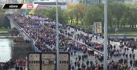 NAROD I DALJE PRISTIŽE! Neverovatne scene na Brankovom mostu, reka ljudi ide na svenarodni skup u centru Beograda! (VIDEO)