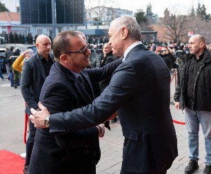 TERZIĆ I MIJATOVIĆ U SRDAČNOM ZAGRLJAJU Ovako je izgledao dolazak delegacije Partizana na "Marakanu" (VIDEO)