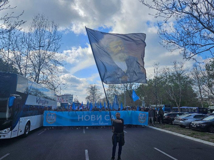 NOVOSAĐANI SU KRENULI! Idu peške sa Novog Beograda na svenarodni sabor! (FOTO)