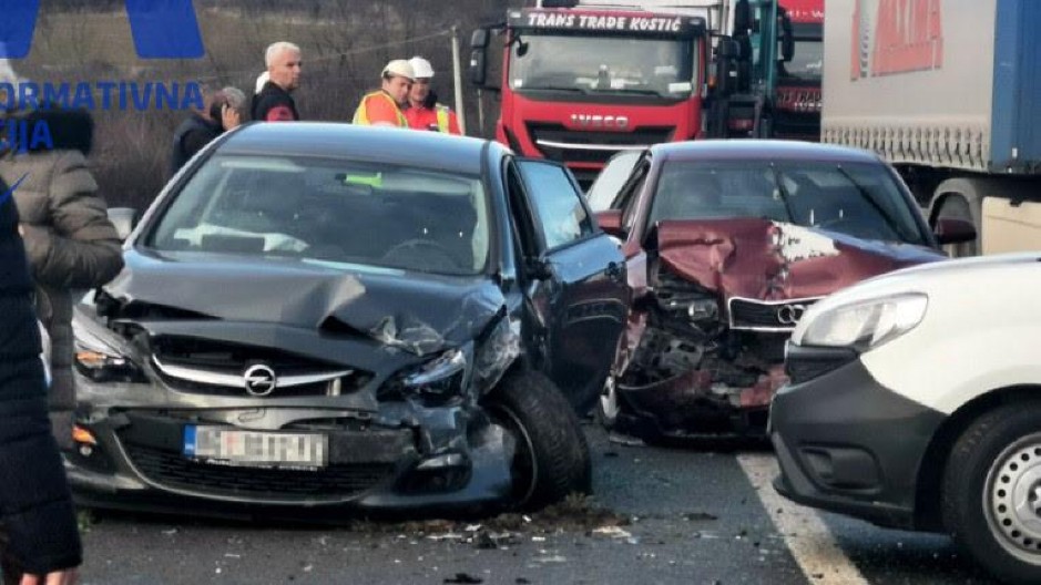 DIREKTAN SUDAR KOD SEVOJNA Automobili smrskani, materijalna šteta ogromna