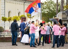 VIC DANA Na svadbi mladoženja se obraća svatovima...