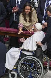 PAPA FRANJA U INVALIDSKIM KOLICIMA Pojavio se u javnosti, ovo su reakcije