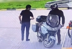 UZNEMIRUJUĆI SNIMAK SA PUMPE Bajker izboden nožem