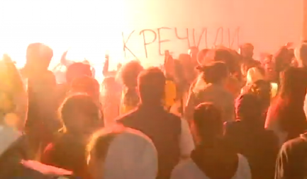 NE, OVO NIJE UTAKMICA, OVO SU BLOKADERI Ovako se večeras divlja u Novom Sadu ispred RTV (FOTO)