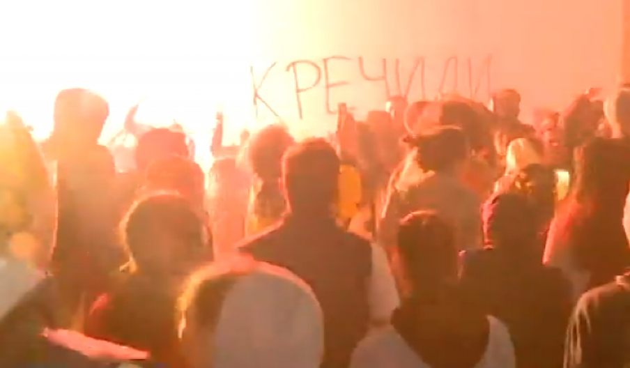 NE, OVO NIJE UTAKMICA, OVO SU BLOKADERI Ovako se večeras divlja u Novom Sadu ispred RTV (FOTO)