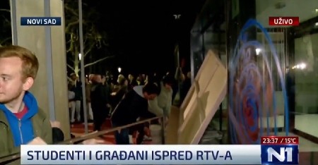 STRAŠNO! BLOKADERI POKRALI RTV: Ukrali scenografiju iz magacina i bacili na zgradu! (VIDEO)