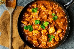 PILETINA SA KARIJEM Pikantno jelo koje će vas dugo držati sitim