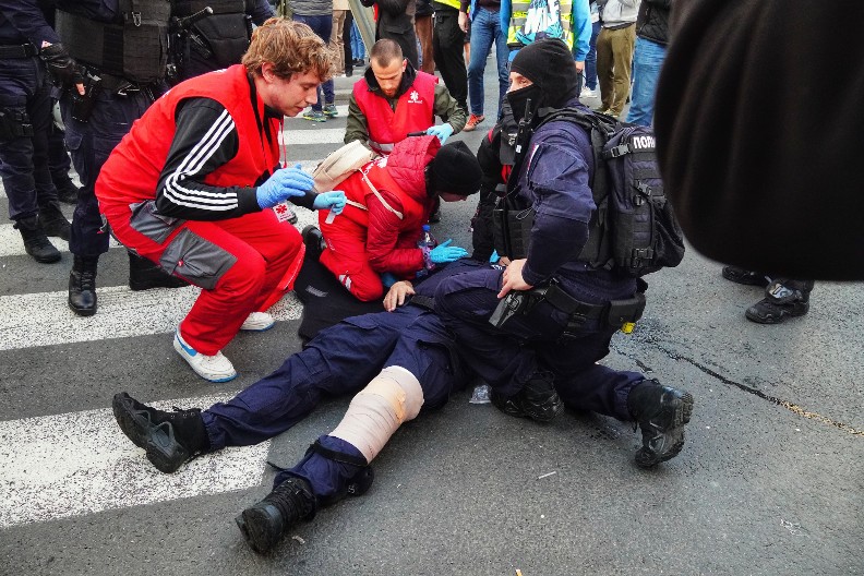 POVREĐEN POLICAJAC ISPRED RTS Siledžije blokirale Takovsku, nastavljaju da se iživljavaju nad građanima