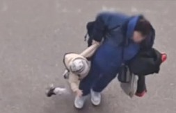 HITNO SE OGLASILA POLICIJA ZBOG SNIMKA: Žena vuče dete po ulici, pa ga tuče