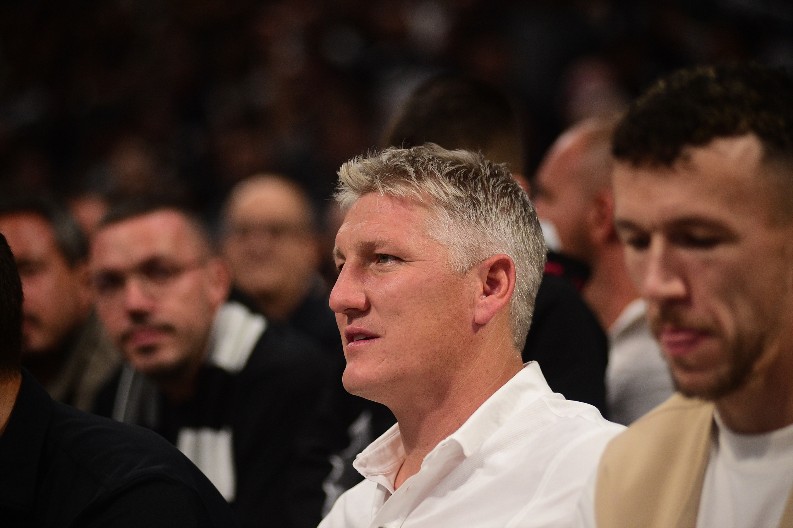 ŠVAJNŠTAJGER OKRUŽEN ŽENAMA Muž Ane Ivanović nakon vesti o razvodu ne može da se odbrani od obožavateljki (VIDEO)