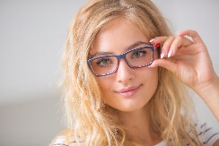 VIC DANA Zašto plavuša nosi naočare na stomaku?