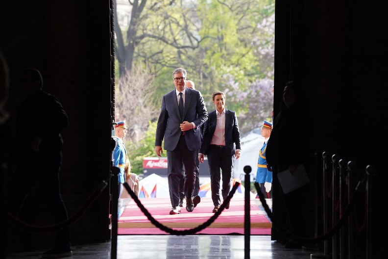 ACO, SRBINE! Narod oduševljeno dočekao Vučića pred Narodnom skupštinom (VIDEO)