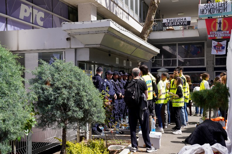 "POSLEDICE MOGU BITI KATASTROFALNE" RTS se oglasio o nasilnoj blokadi, siledžije ugrozile živote zaposlenih i građana!