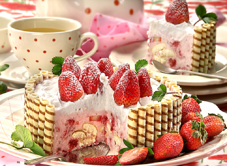 SVEČANA TORTA SA JAGODAMA I PIŠKOTAMA Rapsodija ukusa u svakom zalogaju, a izgleda božanstveno