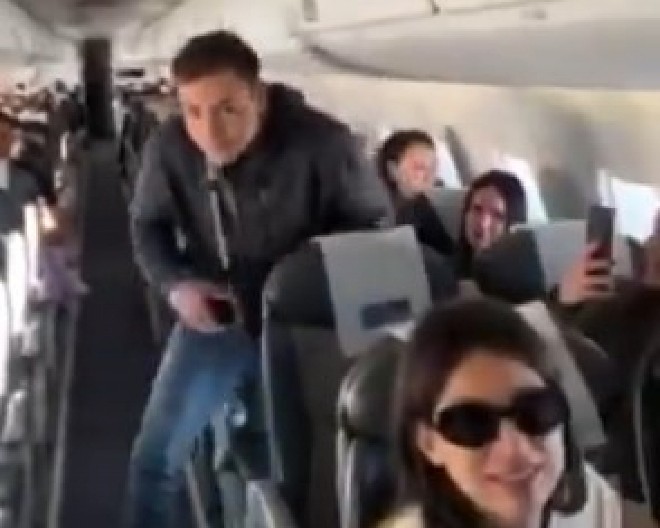 NEOČEKIVANA DRAMA NA LETU ZA BEOGRAD Putnik se preko razglasa obratio svojoj devojci, par sekundi kasnije - svi u avionu su plakali! (VIDEO)