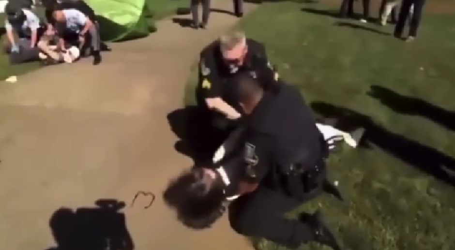 BACAJU IH NA ZEMLJU, KORISTE ELEKTROŠOKOVE, PREBIJAJU OD BATINA Pogledajte snimak hapšenja demonstranata iz SAD (VIDEO)