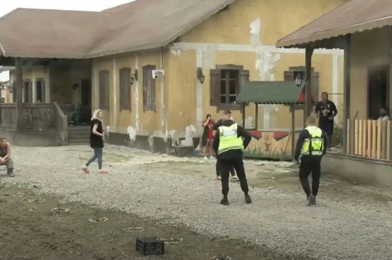 JEZIVE SCENE NA FARMI! Obezbeđenje uletelo munjevitom brzinom (VIDEO)