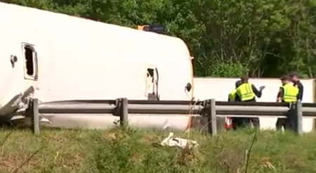 TRAGEDIJA! DECA SE VRAĆALA SA EKSKURZIJE, PREVRNUO SE ŠKOLSKI AUTOBUS Nisu svi preživeli, nesreća se desila blizu ovog grada (VIDEO)