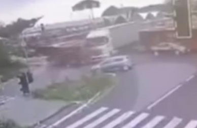 SNIMAK JEZIVE NESREĆE NA ALTINI Kamion se zakucao u autobus, od siline udara devojka ispala iz autobusa (VIDEO)