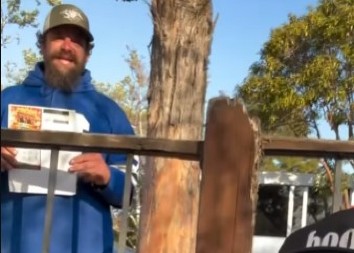 BESKUĆNIK ZASPAO NA KLUPI, PROBUDIO SE KAO MILIONER Kada ga je menadžer prodavnice obavestio, umalo se onesvestio od šoka! (VIDEO)