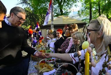 "DIVIM SE NAŠOJ HRABROJ, PRISTOJNOJ, DOBROJ DECI, STUDENTIMA KOJI SAMO ŽELE DA UČE" Vučić: Nadam se da ćemo imati dobru godinu do sledećeg Vaskrsa (FOTO)