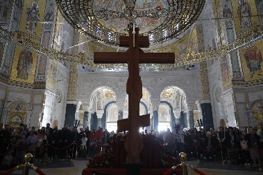 U HRAMU SVETOG SAVE IZNETA PLAŠTANICA Vernici je celivali (FOTO)