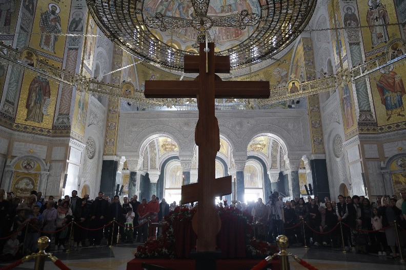U HRAMU SVETOG SAVE IZNETA PLAŠTANICA Vernici je celivali (FOTO)