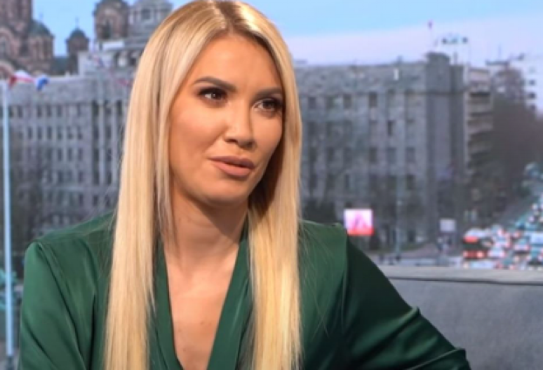 VRELO IZDANJE NAŠE VODITELJKE! Go stomak i uske helanke, ugradila silikone i pokazala sada čime raspolaže (FOTO)