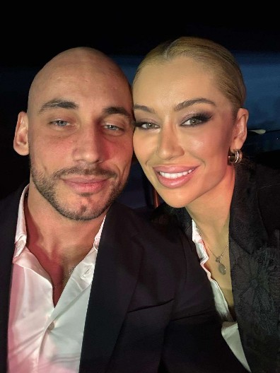 ALO U POSEDU EKSKLUZIVNIH FOTOGRAFIJA TEE TAIROVIĆ Pevačica sa budućim suprugom u nikad viđenim izdanjima (FOTO)