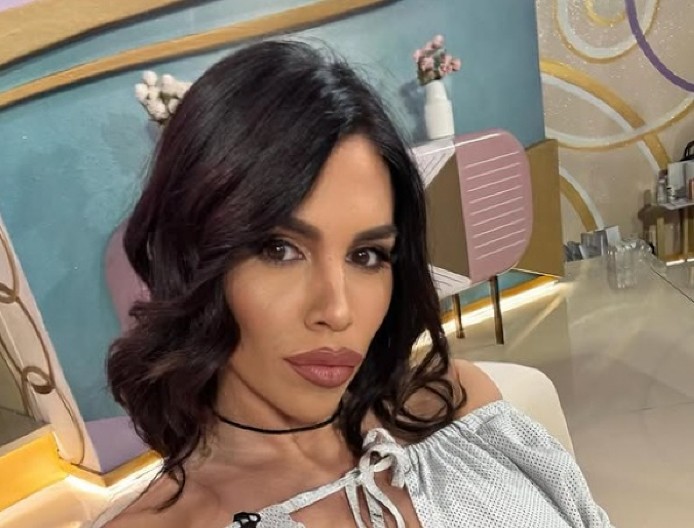 ZNOJ KAPLJE SA PEVAČICE! Kaja se snimala dok trenira, bez šminke u topu pokazala previše (FOTO)