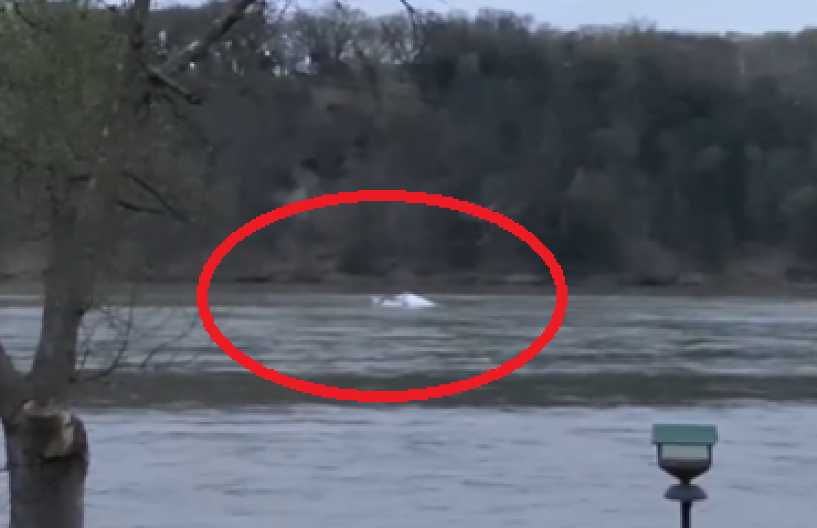 PAO AVION U REKU Ima mrtvih