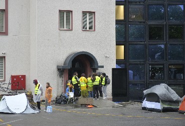 GRAĐANIMA, A POSEBNO VERNICIMA IMA JOŠ VIŠE DA SE ZGADI KAD ČUJU ŠTA RADE BLOKADERI Čak i u ratu danas neće sukobe, a gledajte njih isped RTS-a!