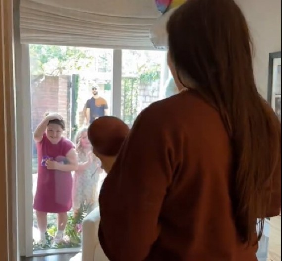 TEK SE PORODILA I ZABRANILA POSETE BEBI Familija se skupila i smislila kako da joj doskoči, komšije zinule od čuda!