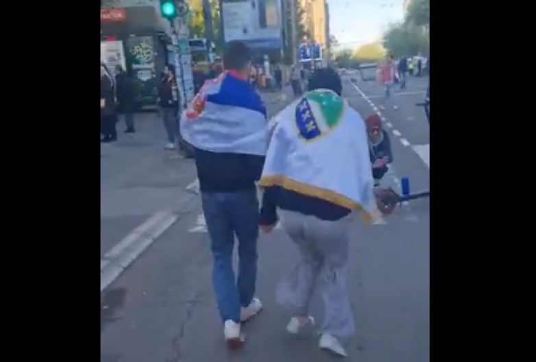 BLOKADERI PRAVE CIRKUS ISPRED RTS-A Igraju kolo dok maltetiraju zaposlene, ne daju im ni da jedu ni da rade!